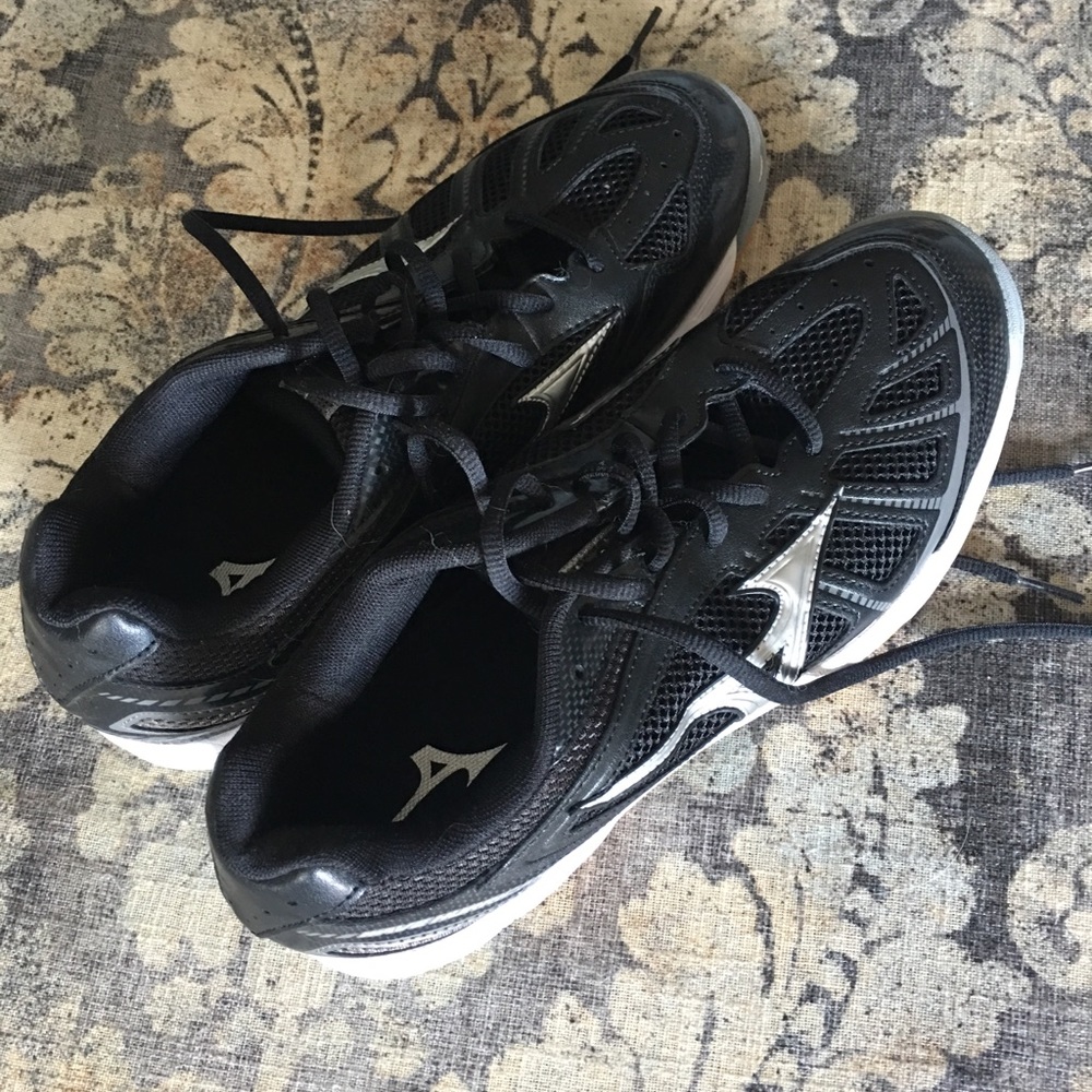 NWOT Mizuno Volleyball Shoes